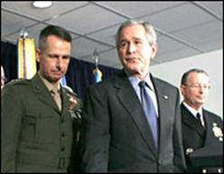 جورج بوش در کنار مقام های وزارت دفاع
