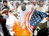 اعراب در حال سوزاندن پرچم آمریکا